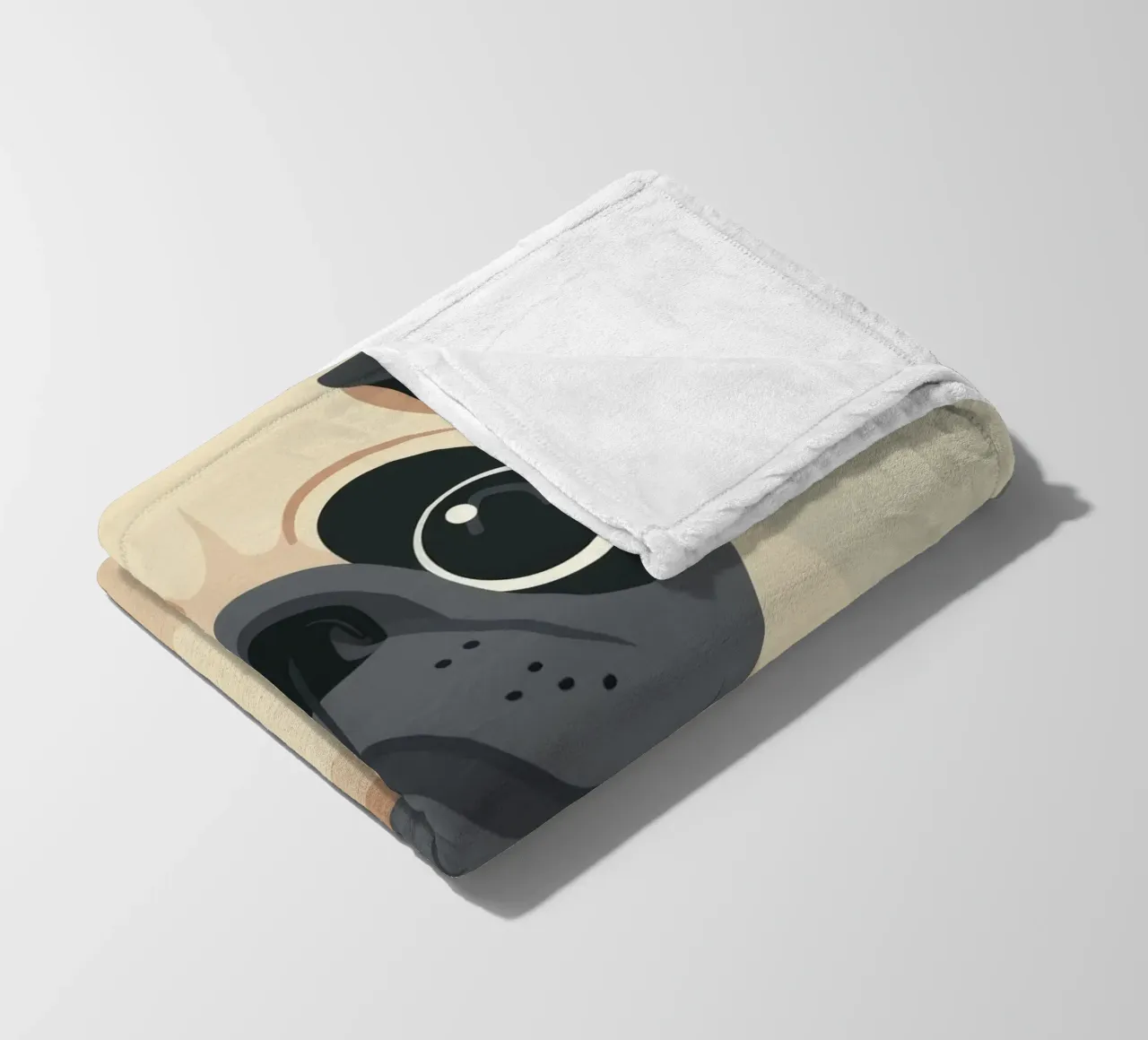 süßer verspielter Mops sitzend Fleecedecke von DesignDoodle