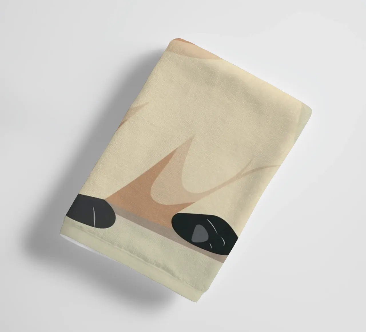 süßer verspielter Mops sitzend Handtuch von DesignDoodle