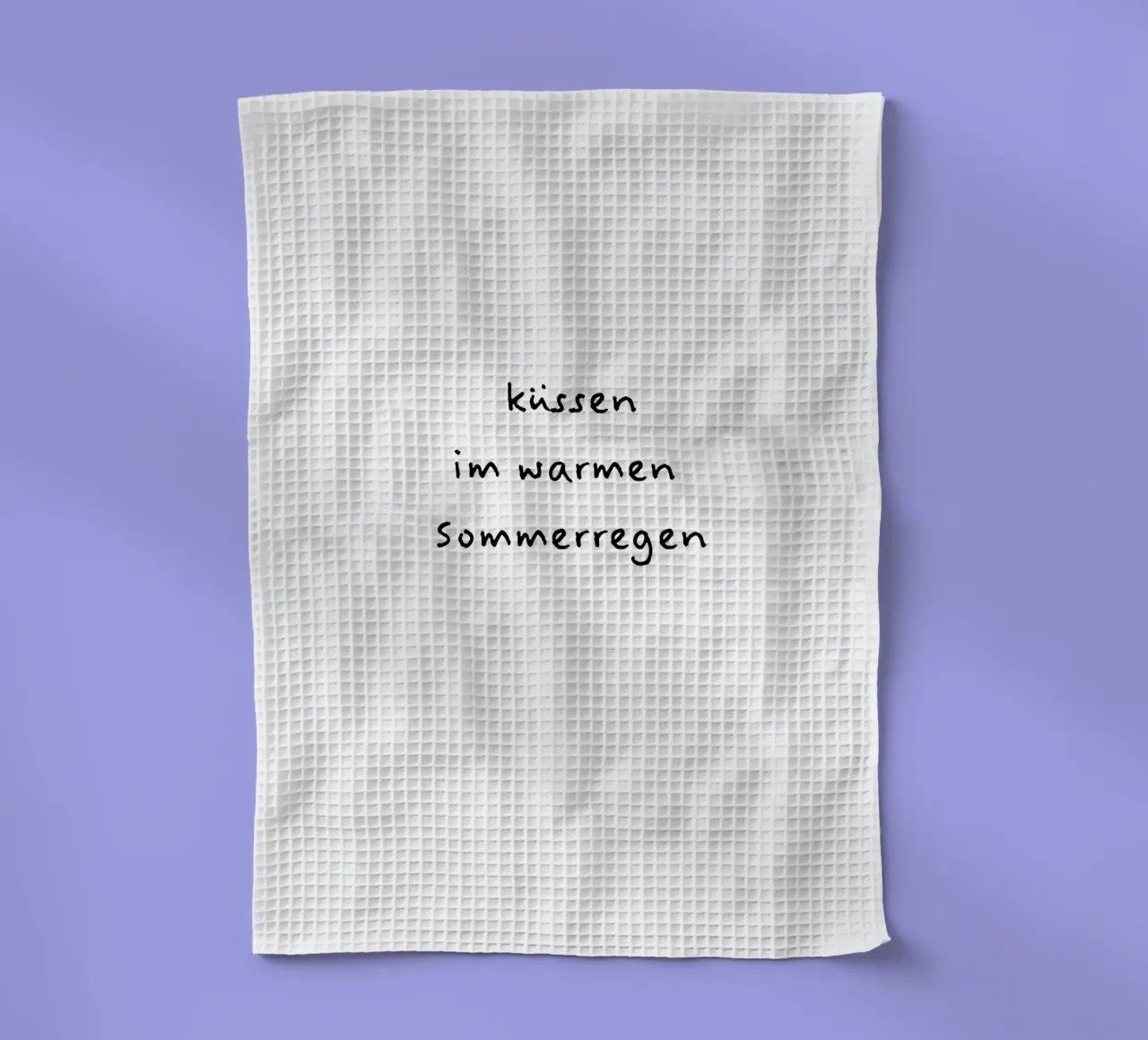 küssen im warmen Sommerregen. tea towel by FRICKE DESIGN