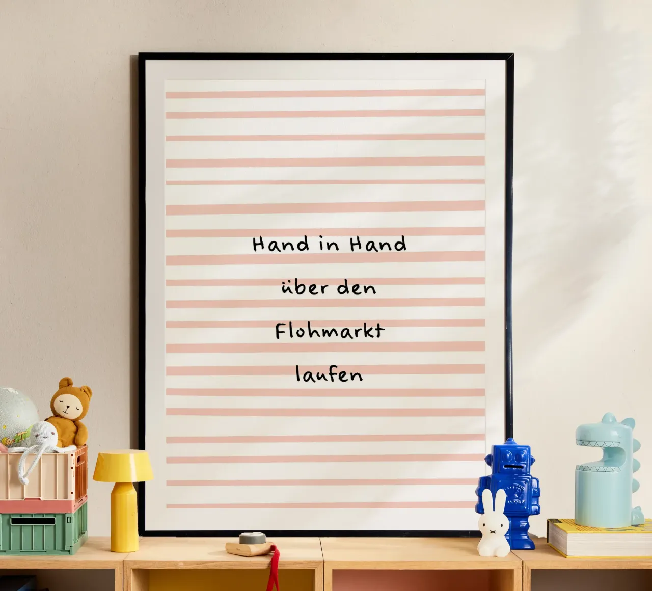 Hand in Hand über den Flohmarkt laufen. poster con telaio in alluminio da FRICKE DESIGN