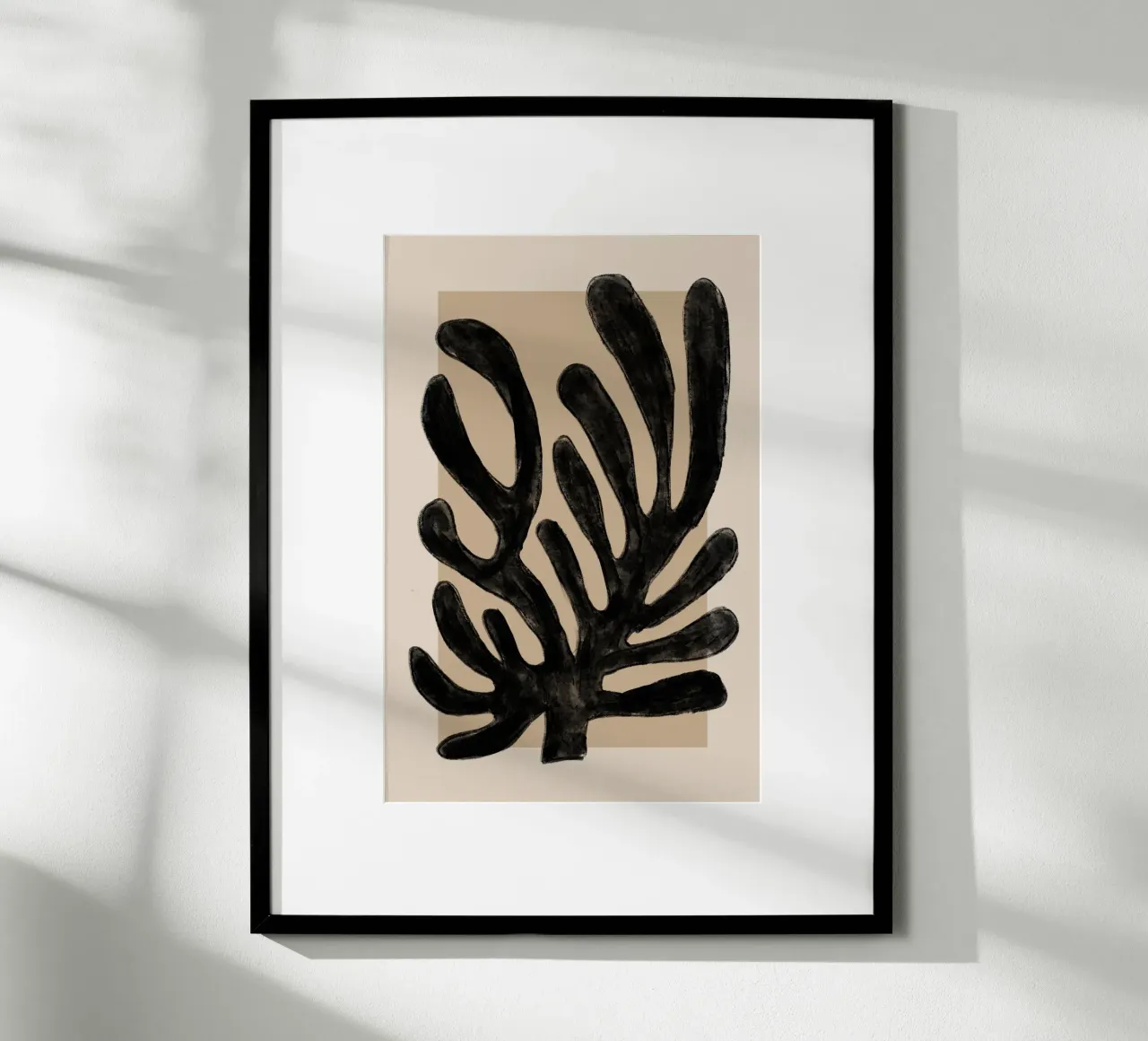 Abstract zwart koraal op beige poster met houten frame van Melloi Art Print