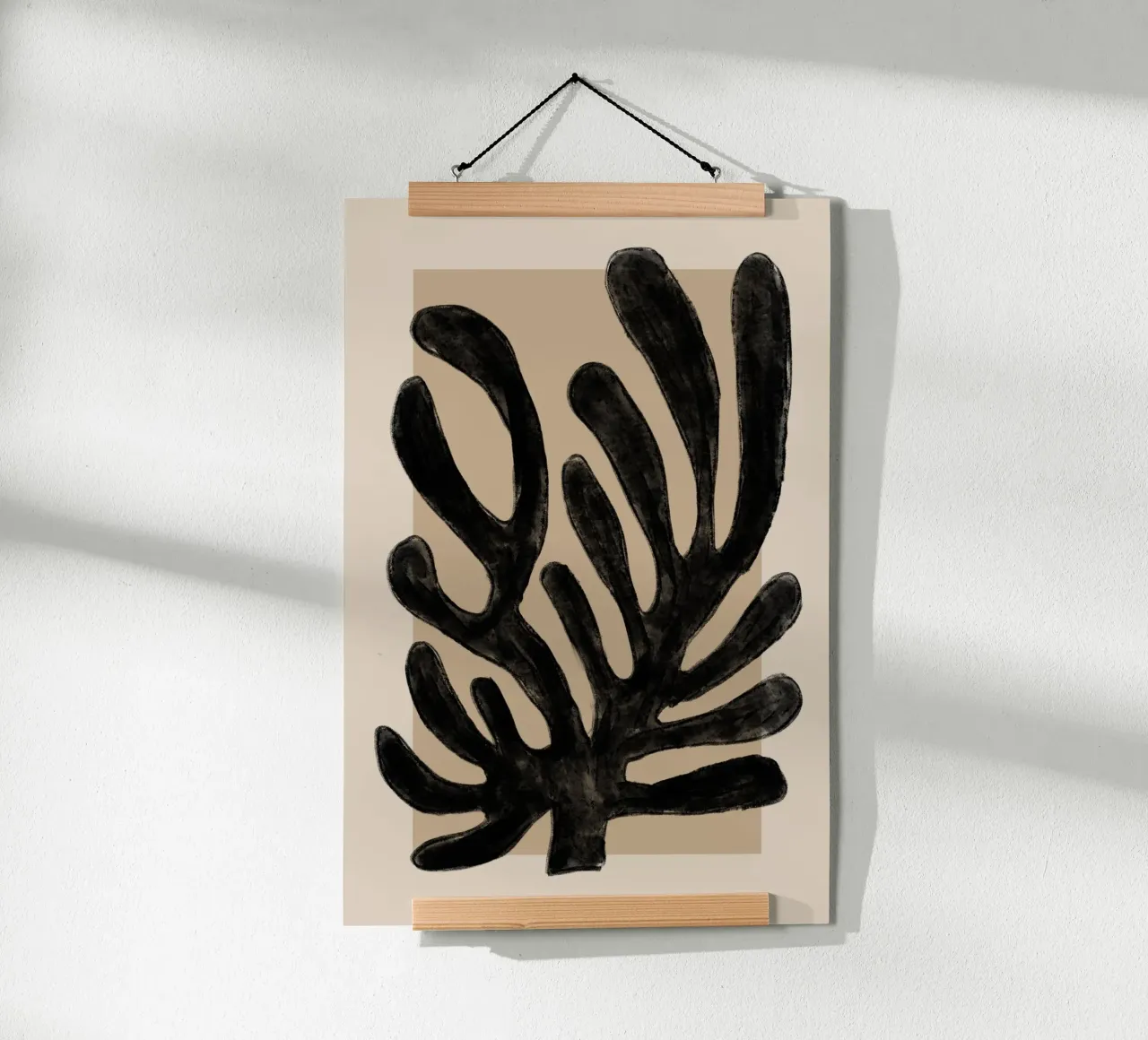 Abstract zwart koraal op beige poster met houten frame van Melloi Art Print