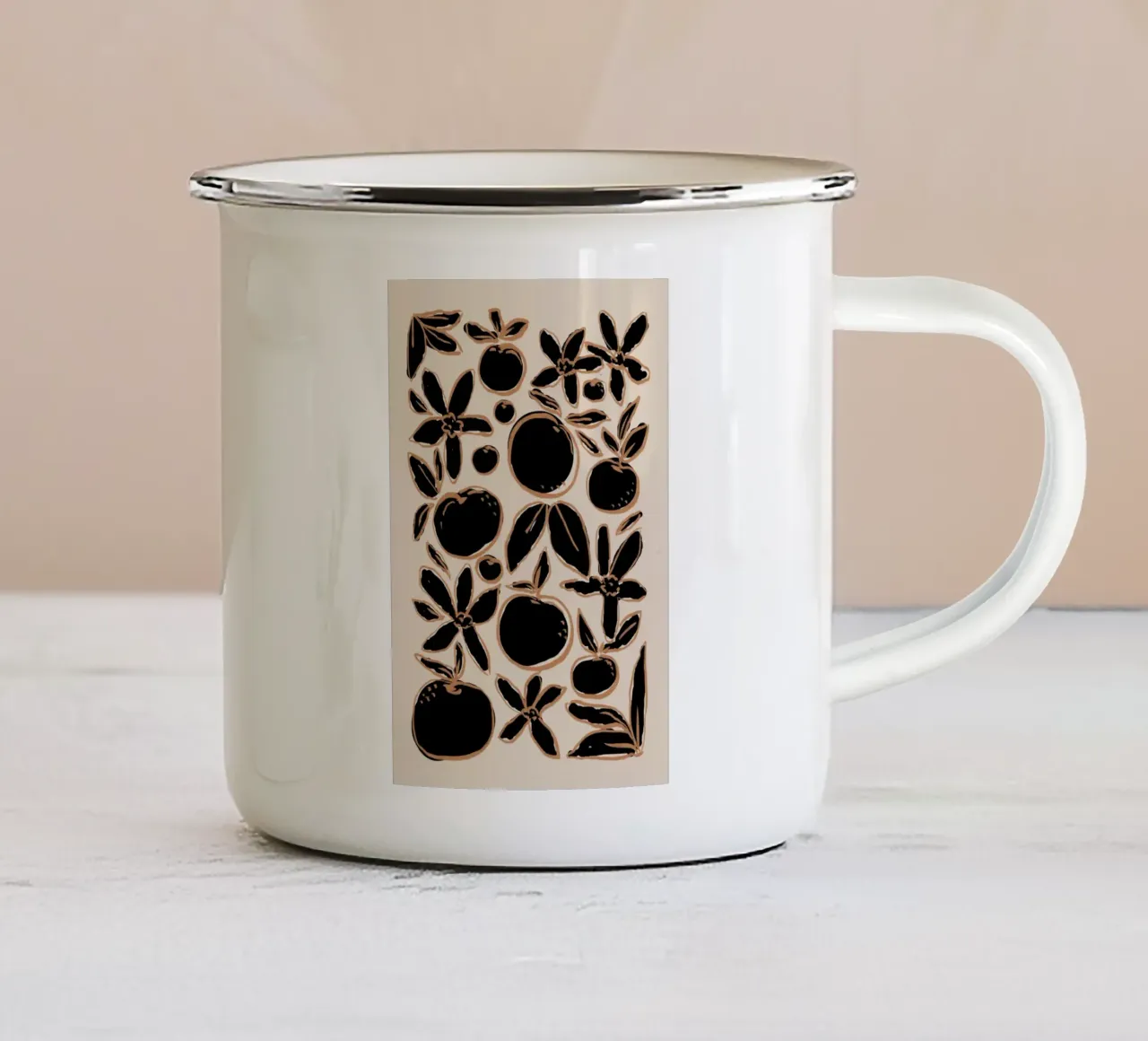Agrumi e fiori neri astratti su beige tazza in smalto da Melloi Art Print