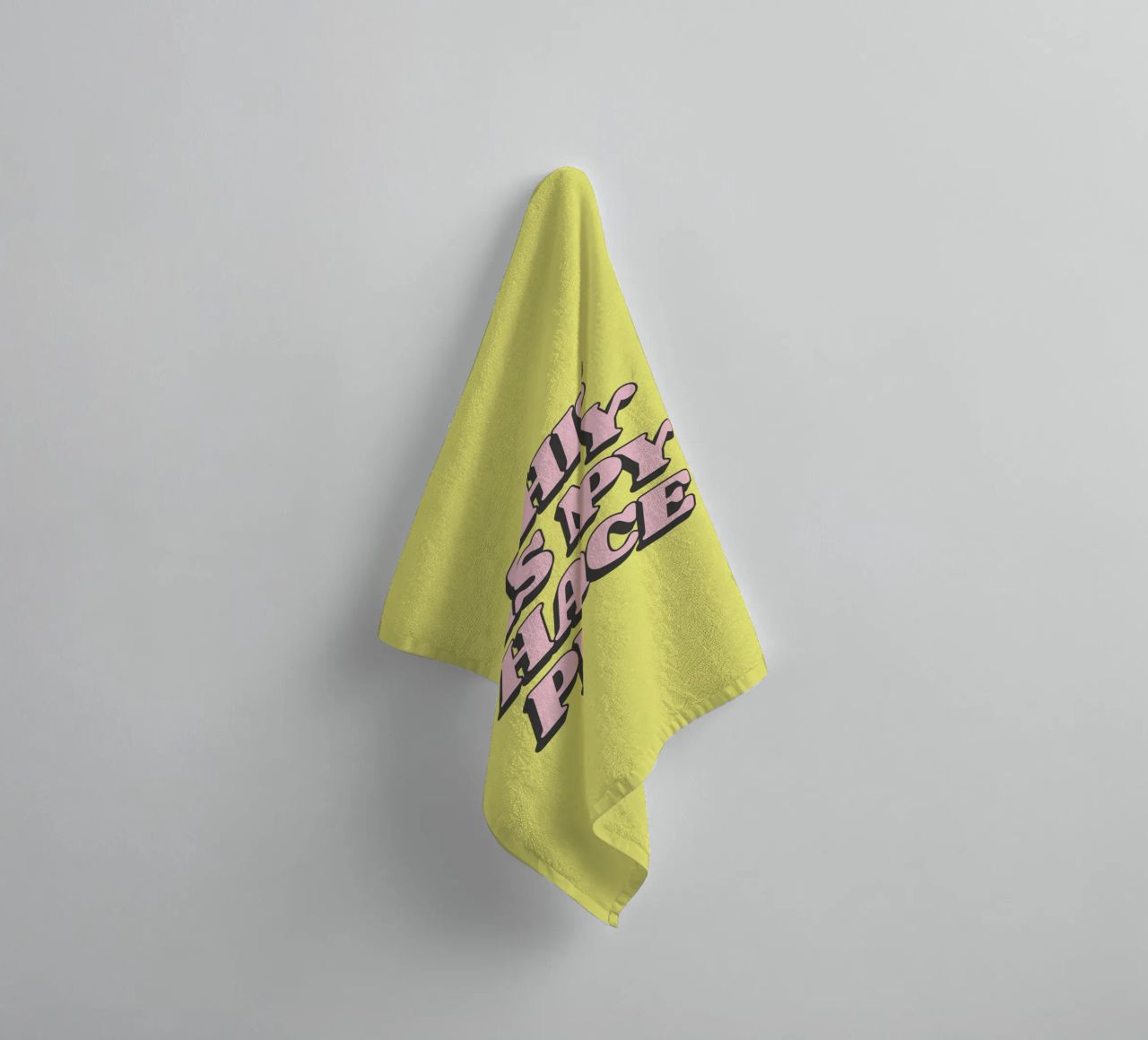 This is My Happy Place Retro Pink Yellow Typography Print serviette de bain de THE MOTIVATED TYPE