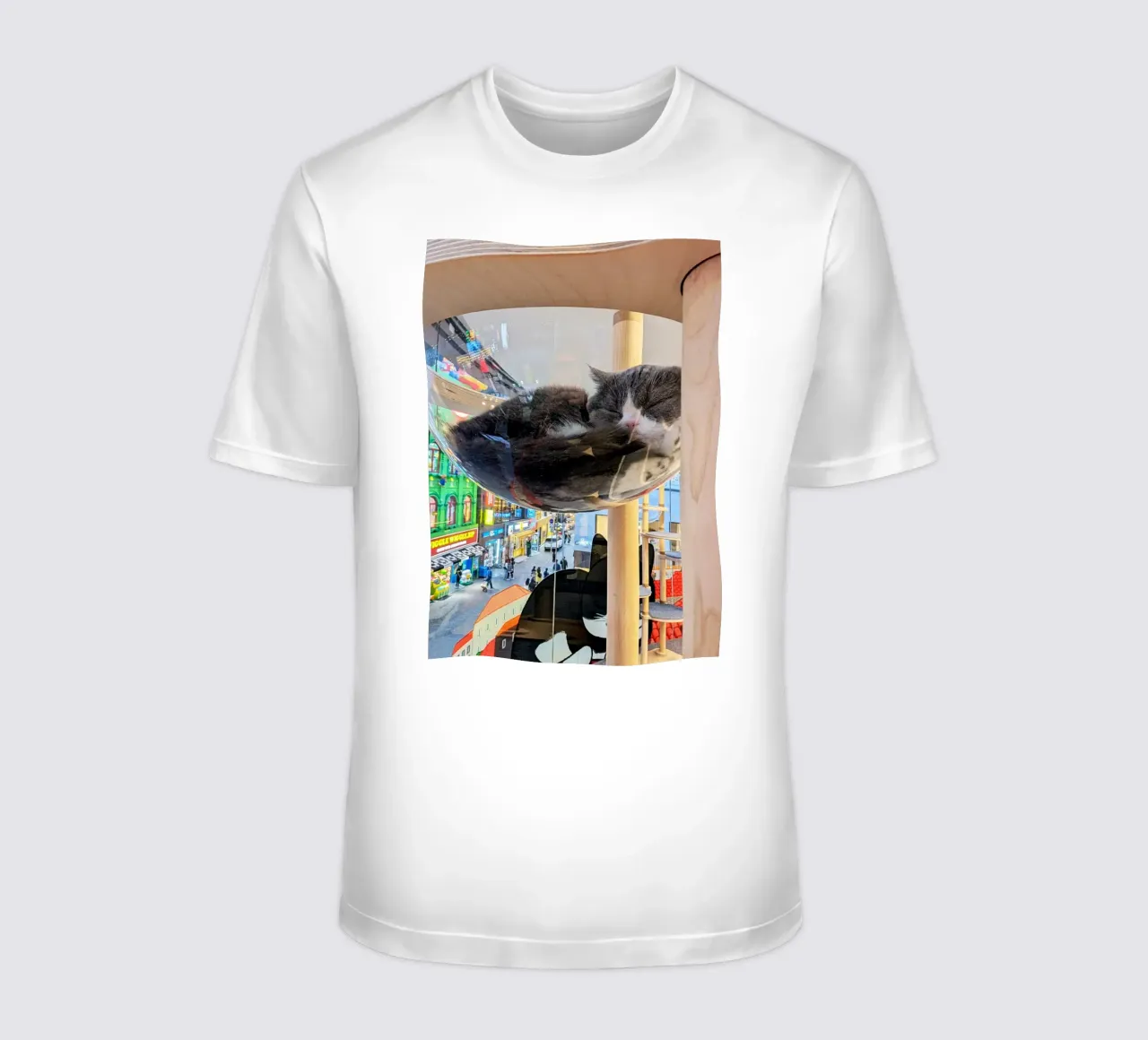Fotografia in un Cat Café su una strada affollata di Seul, Corea del Sud t-shirt da Hecate Pim Designs