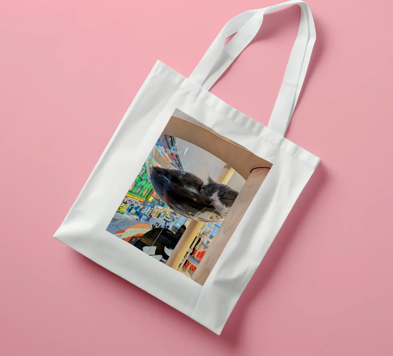 Fotografia in un Cat Café su una strada affollata di Seul, Corea del Sud borsa in juta da Hecate Pim Designs