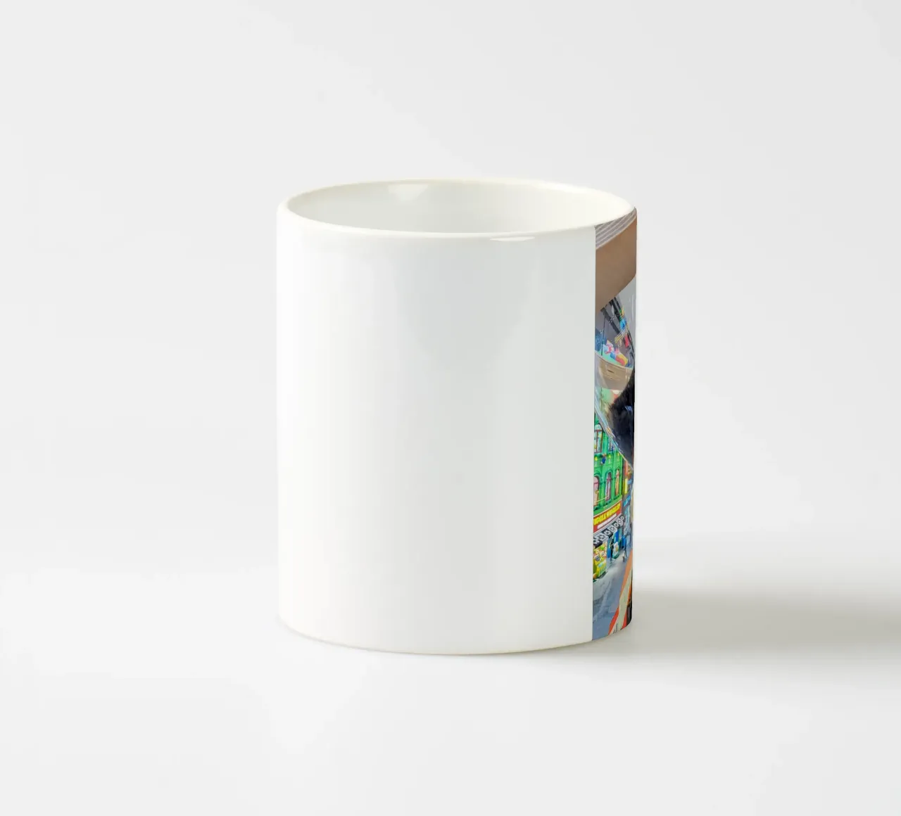 Fotografia in un Cat Café su una strada affollata di Seul, Corea del Sud tazza in ceramica da Hecate Pim Designs