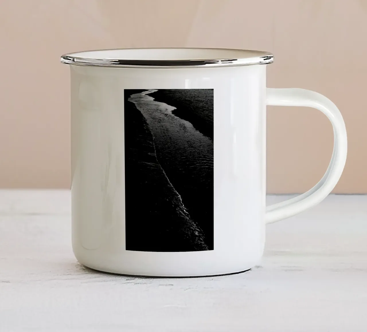Dark River I tazza in smalto da Tal Paz-Fridman