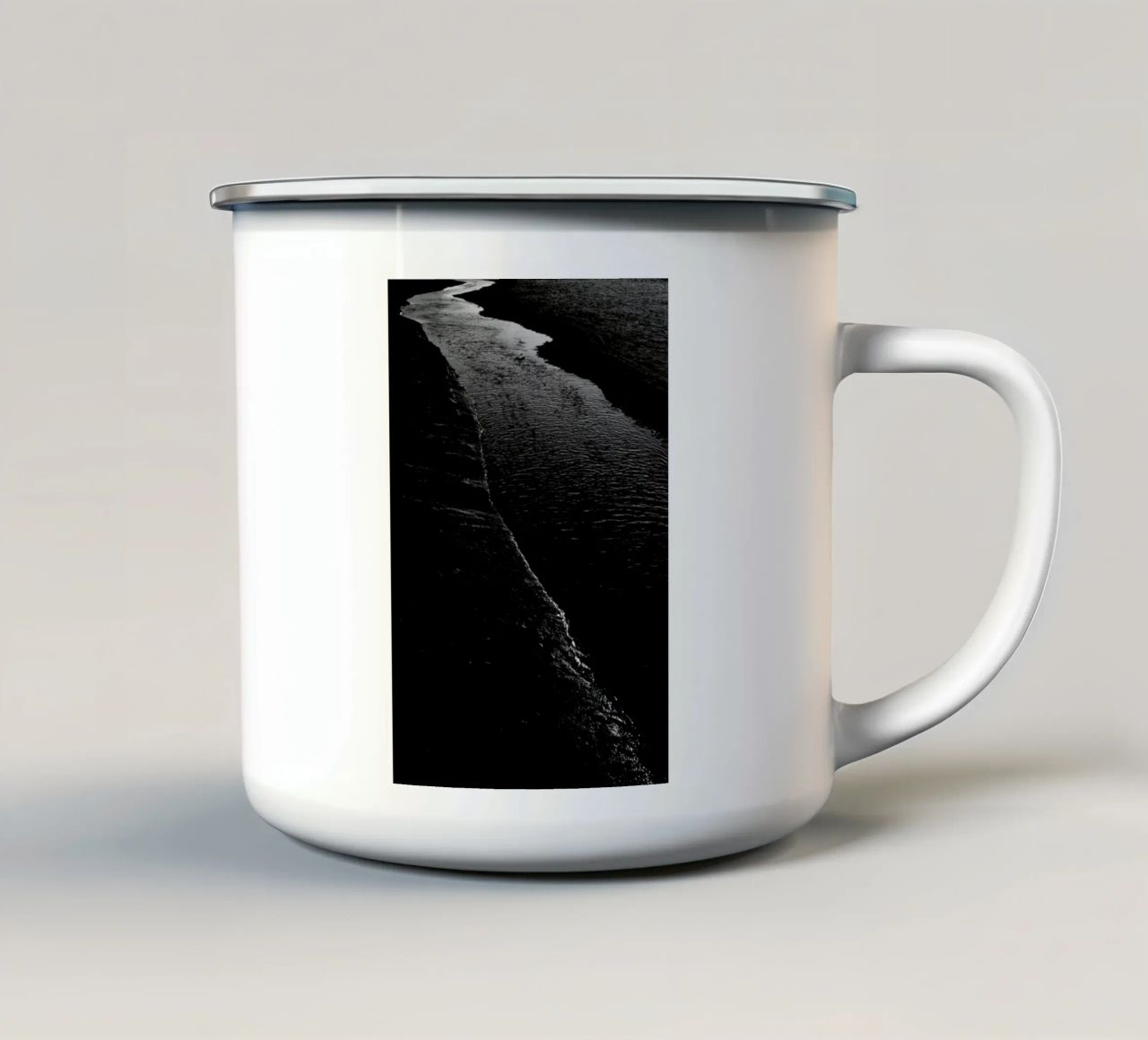 Dark River I tazza in smalto da Tal Paz-Fridman