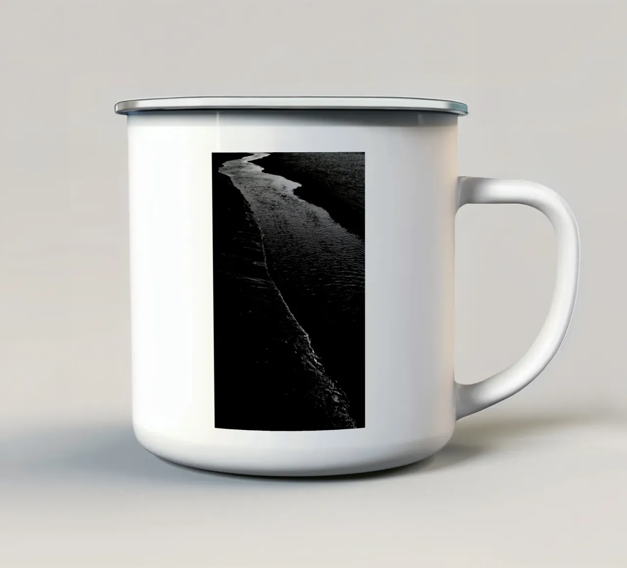 Dark River I tazza in smalto da Tal Paz-Fridman