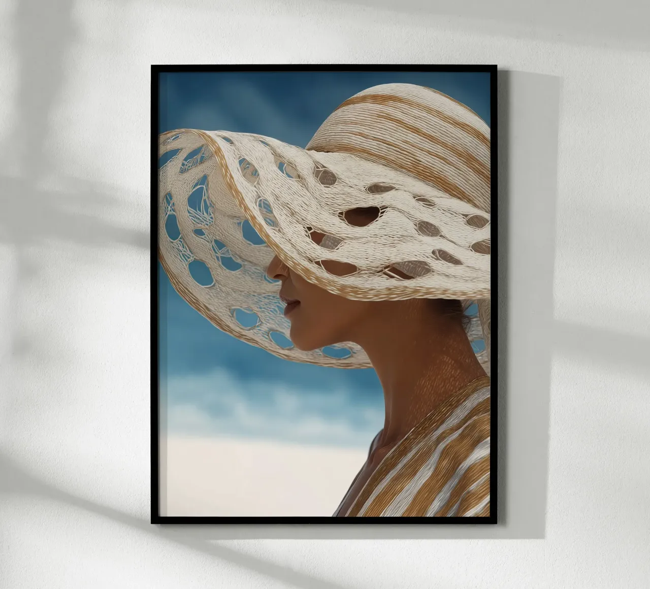 Donna con grande cappello da spiaggia poster con telaio in plastica da Imagine