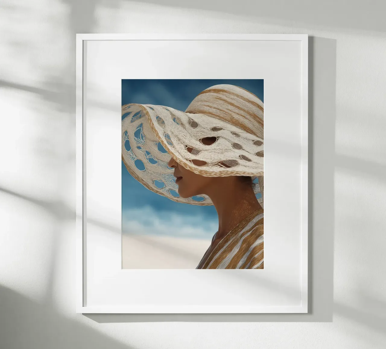 Donna con grande cappello da spiaggia poster con telaio in plastica da Imagine