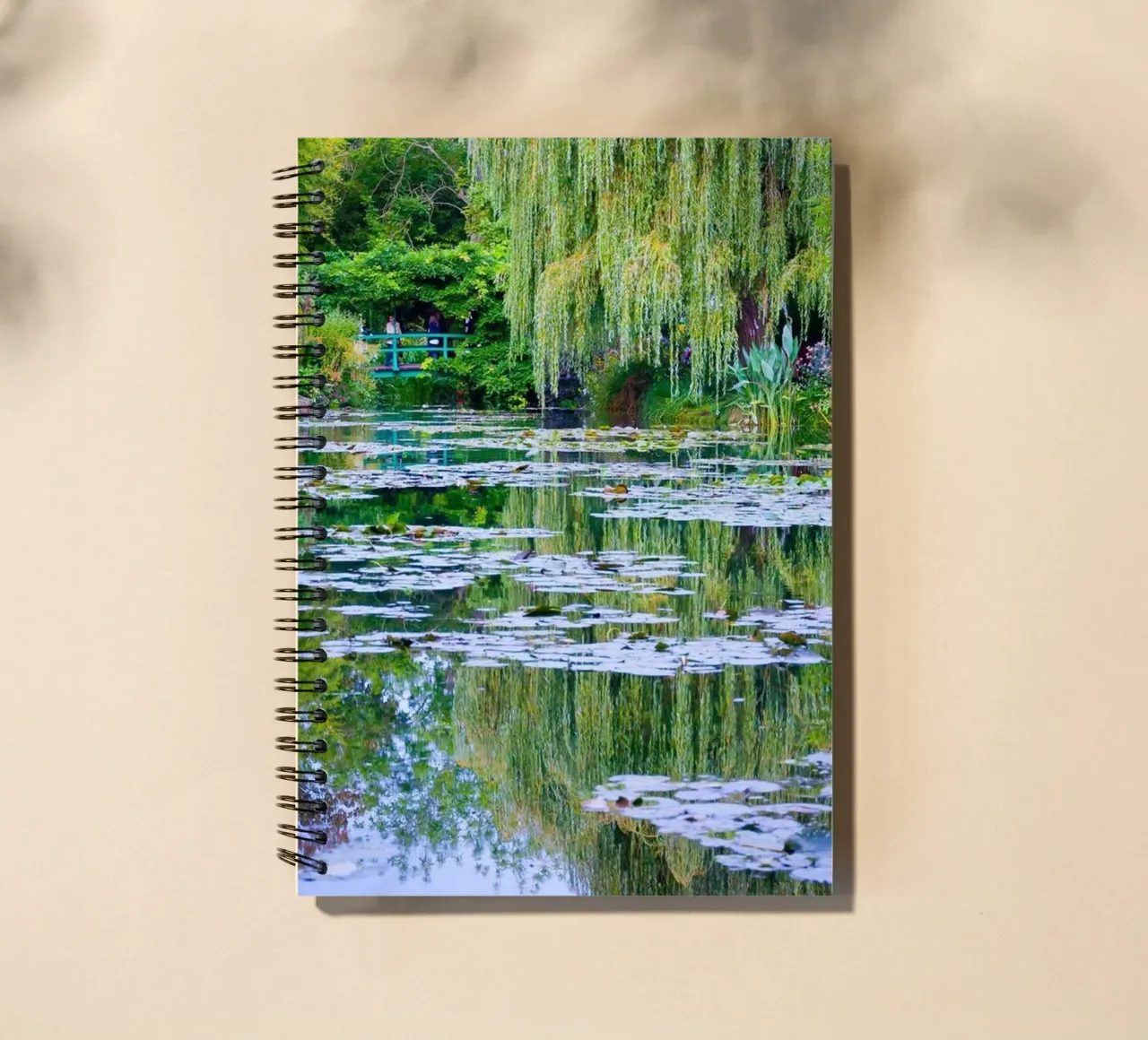 un pont en arc traversant un étang de lotus carnet à spirale de SMG Store