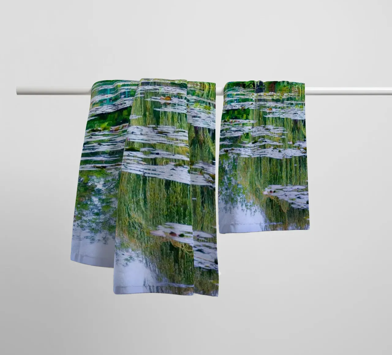 un ponte ad arco che attraversa uno stagno di loto asciugamano da bagno da SMG Store