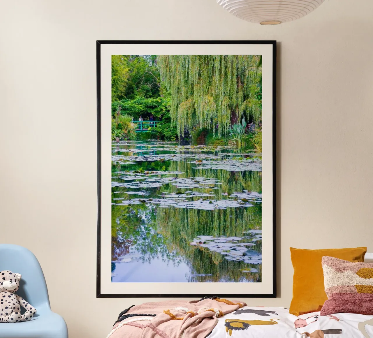 un ponte ad arco che attraversa uno stagno di loto poster con telaio in legno da SMG Store