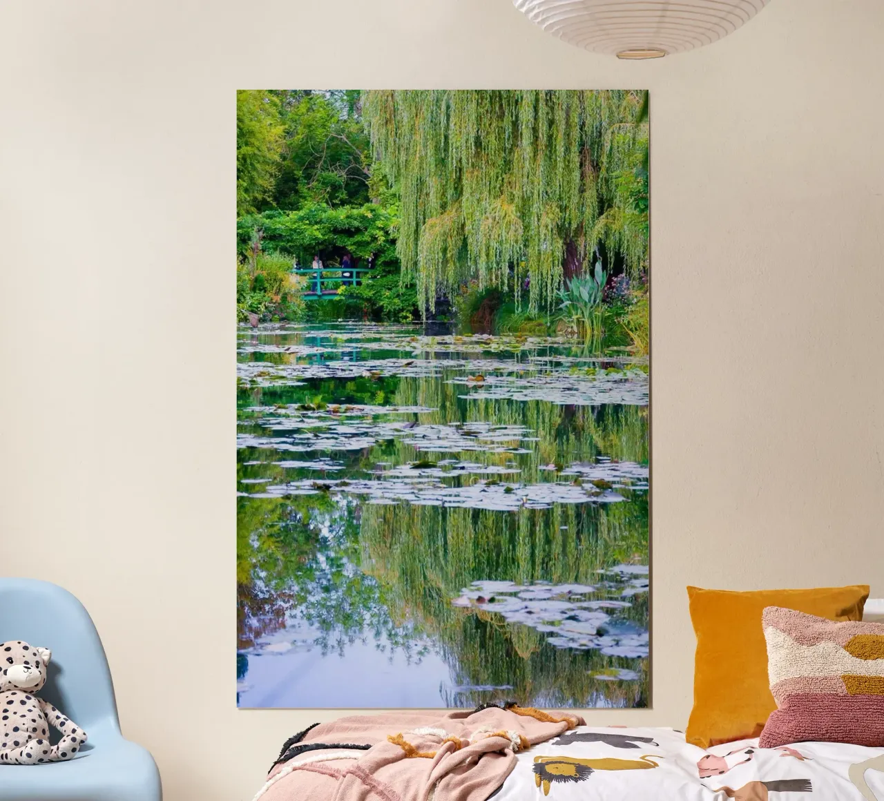un ponte ad arco che attraversa uno stagno di loto poster con telaio in legno da SMG Store