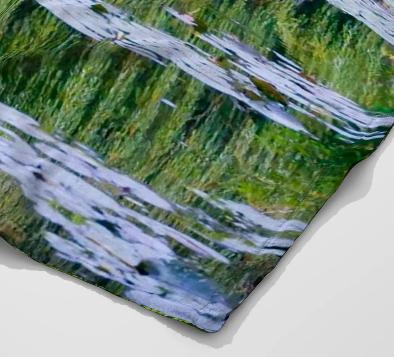 un ponte ad arco che attraversa uno stagno di loto coperta in pile da SMG Store