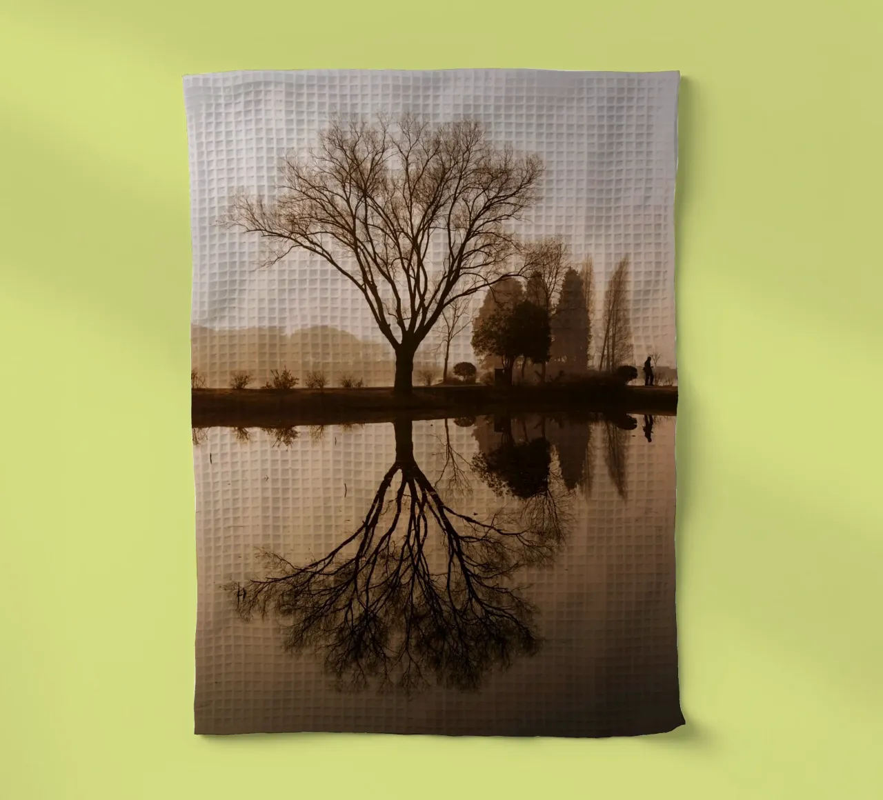 tree reflection Geschirrtuch von Earthly Visions