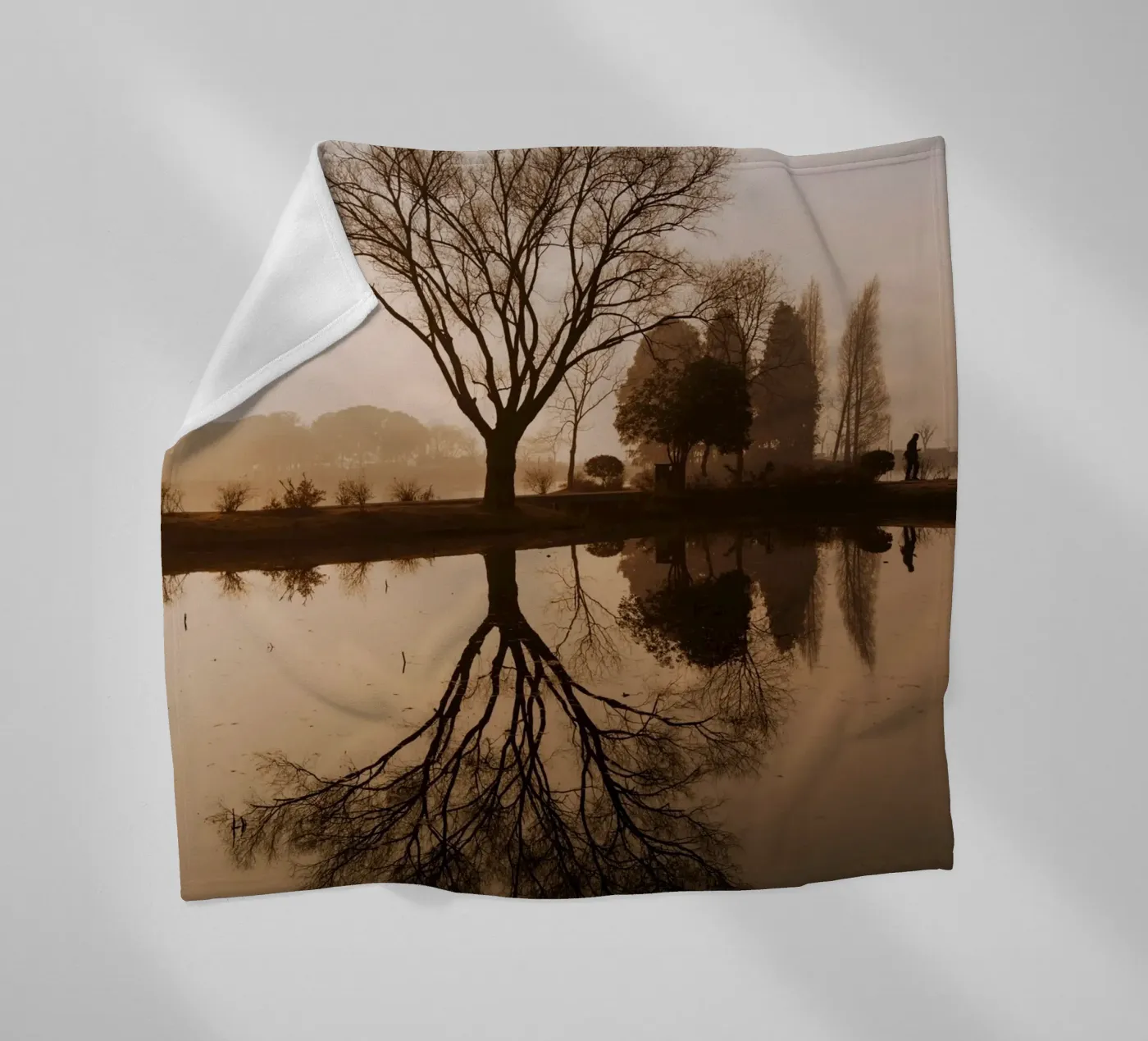 tree reflection fleecedeken van Earthly Visions