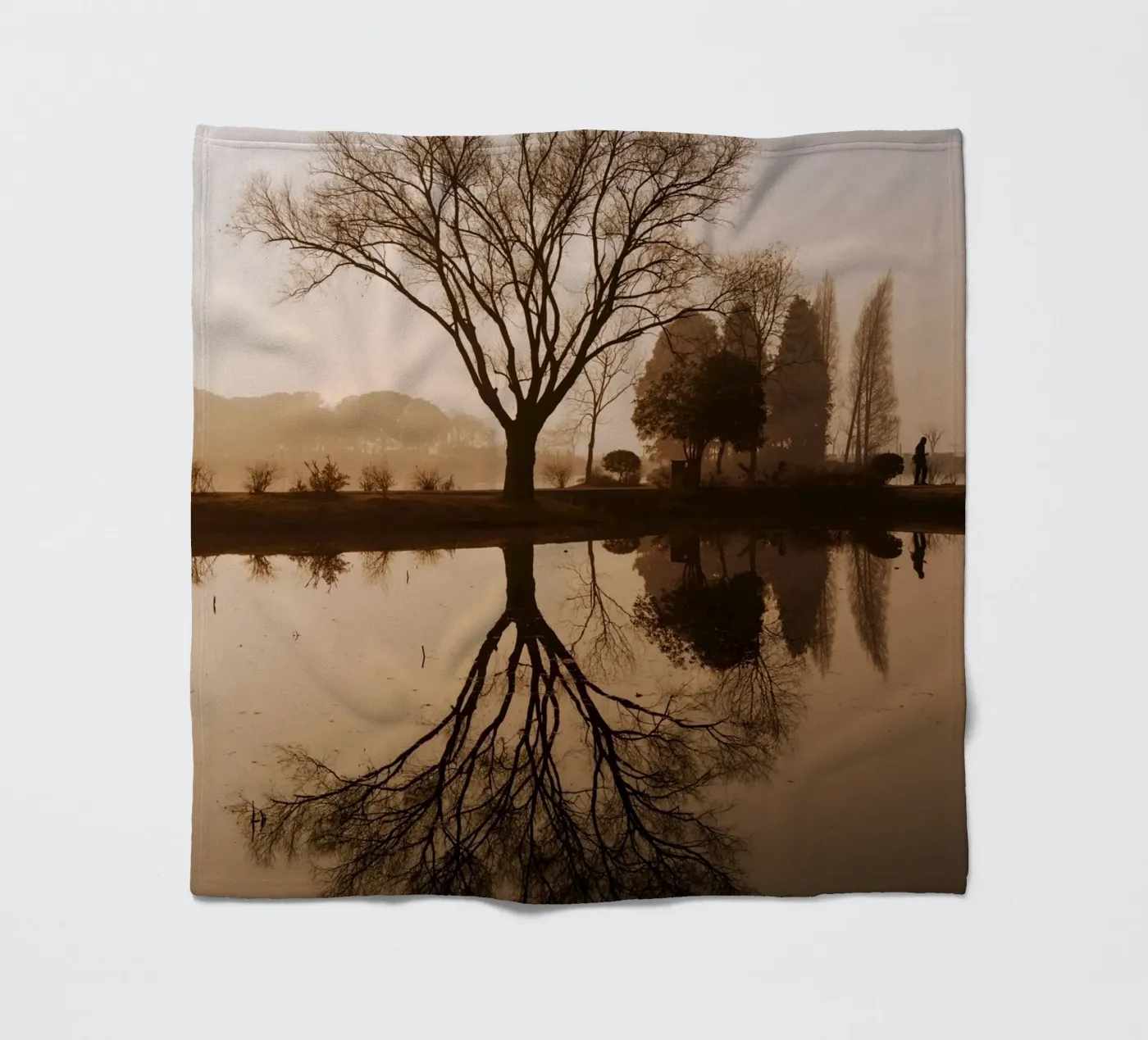 tree reflection fleecedeken van Earthly Visions