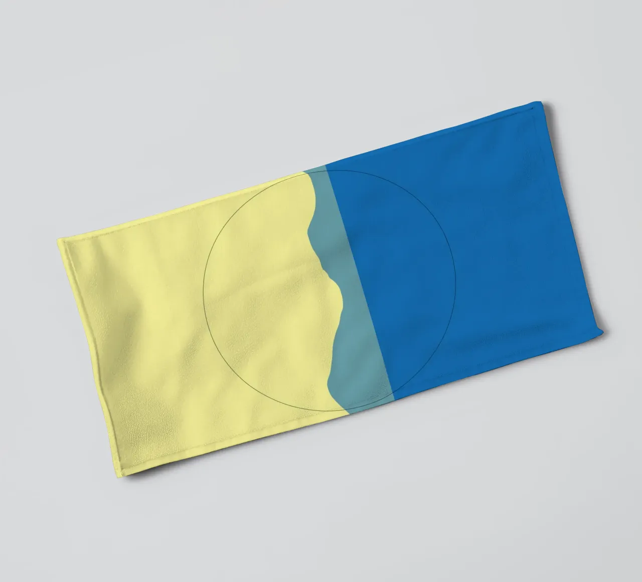 Minimaal blauw en geel landschap badhanddoek van Little Dean
