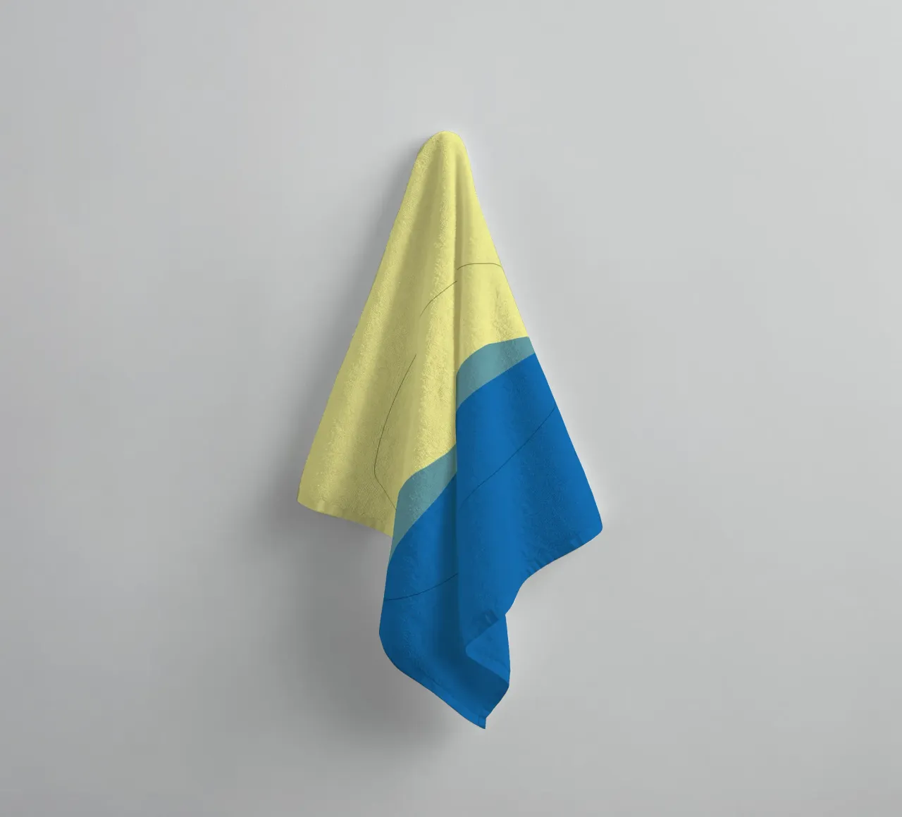 Minimaal blauw en geel landschap badhanddoek van Little Dean