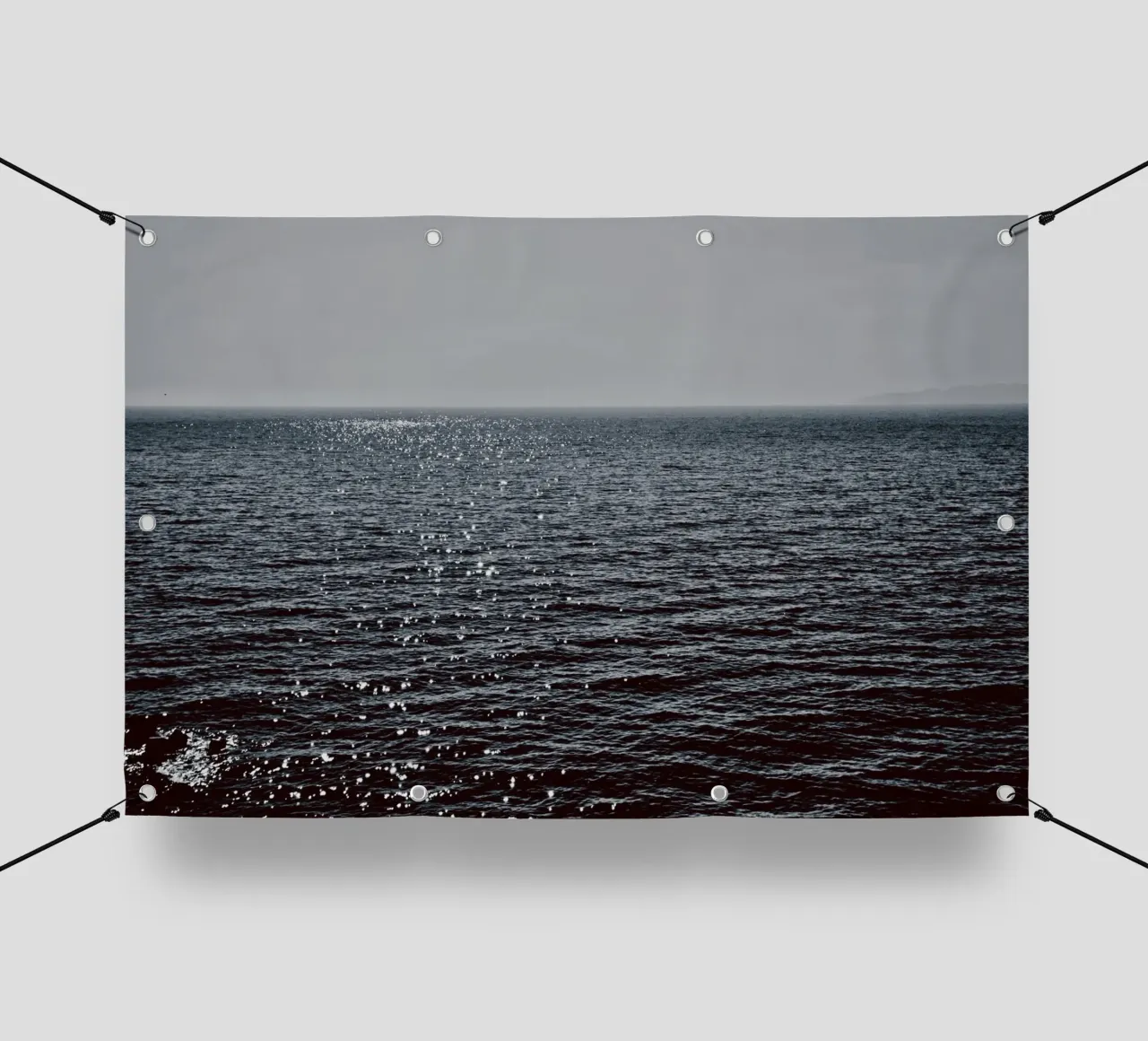 Riflesso della luce solare nel profondo blu dell'oceano telo in pvc da KISSA STUDIO