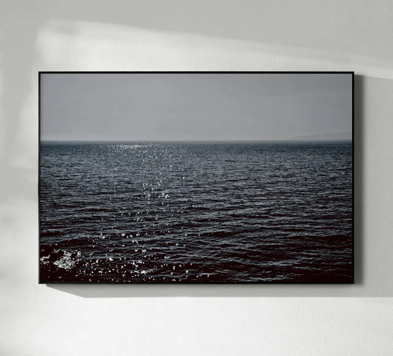 Sonnenlichtreflexion im tiefblauen Ozean Acryl-Glas von KISSA STUDIO