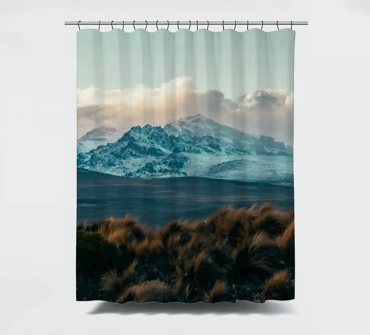 Bergschnee Duschvorhang von Earthly Visions