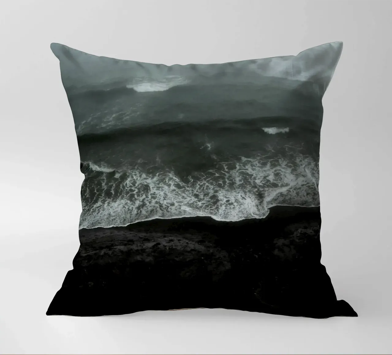 Oceano Nero cuscino da KISSA STUDIO