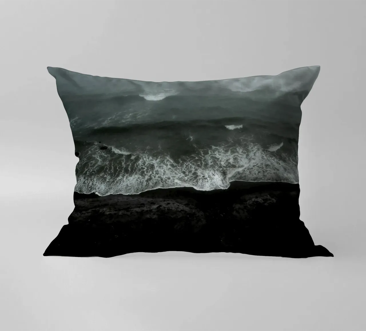 Oceano Nero cuscino da KISSA STUDIO