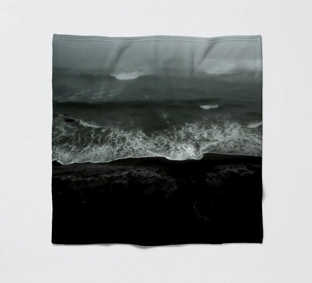 Oceano Nero coperta in pile da KISSA STUDIO