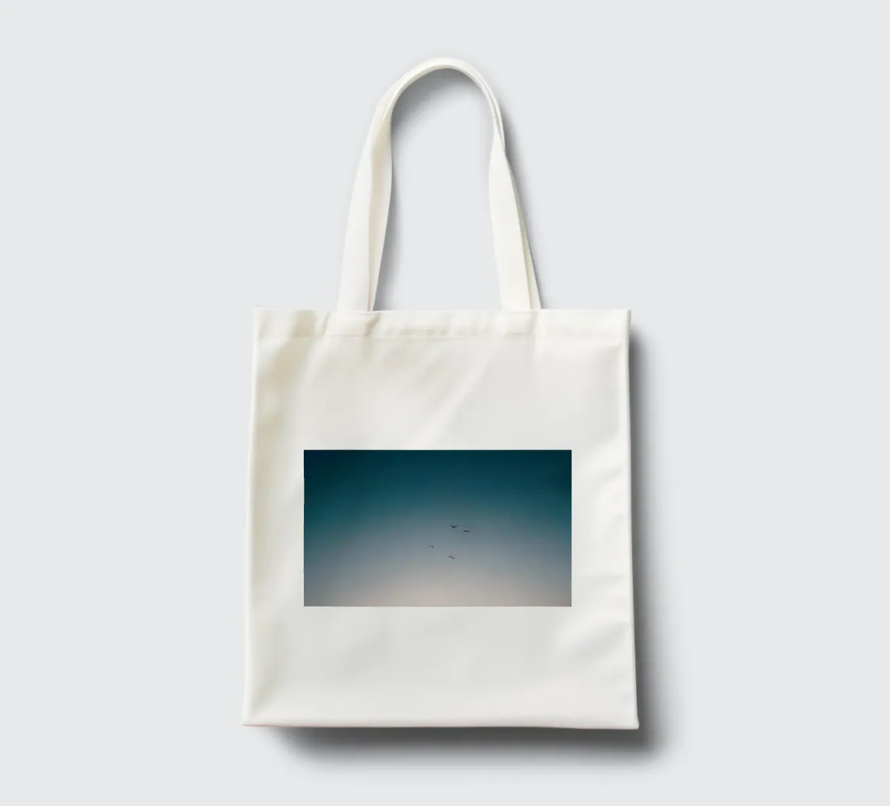 Pájaros volando hacia el cielo del atardecer tote bag de KISSA STUDIO