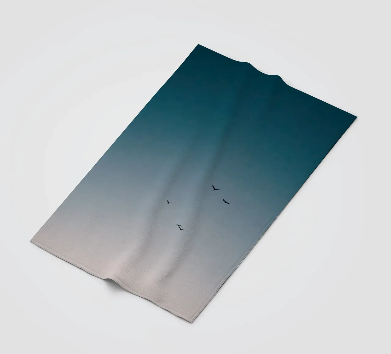 Fliegende Vögel in den Sonnenuntergangshimmel Fleecedecke von KISSA STUDIO
