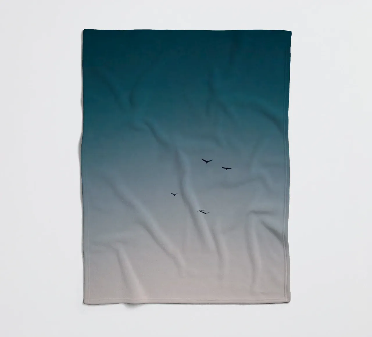 Fliegende Vögel in den Sonnenuntergangshimmel Fleecedecke von KISSA STUDIO
