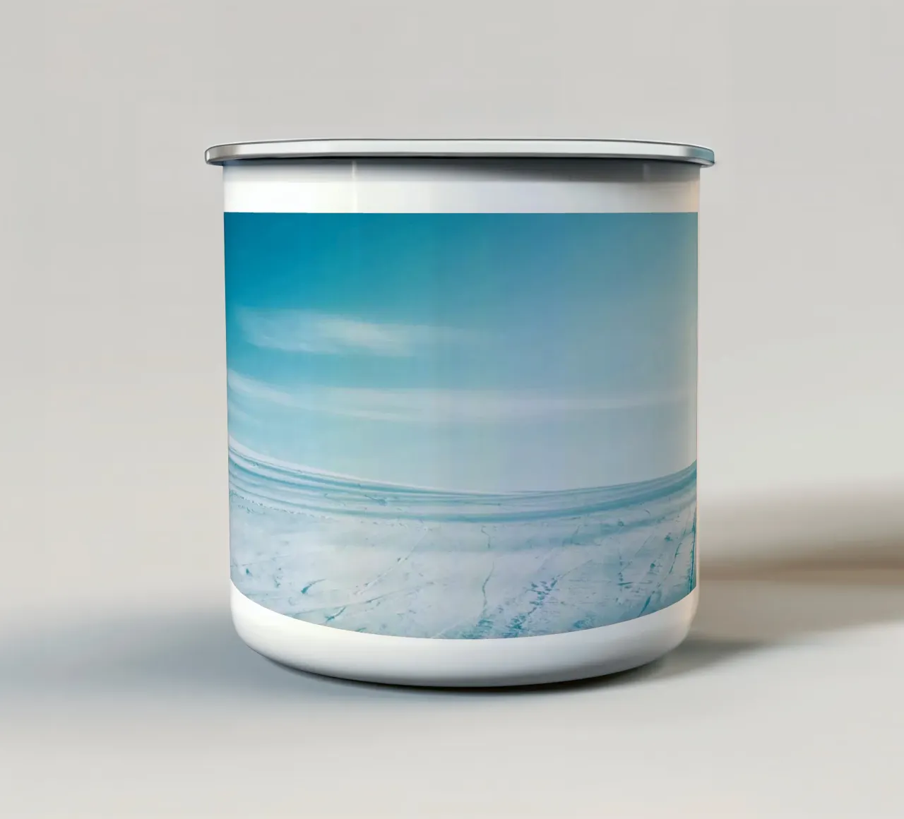 Neve e cielo soleggiato tazza in smalto da KISSA STUDIO