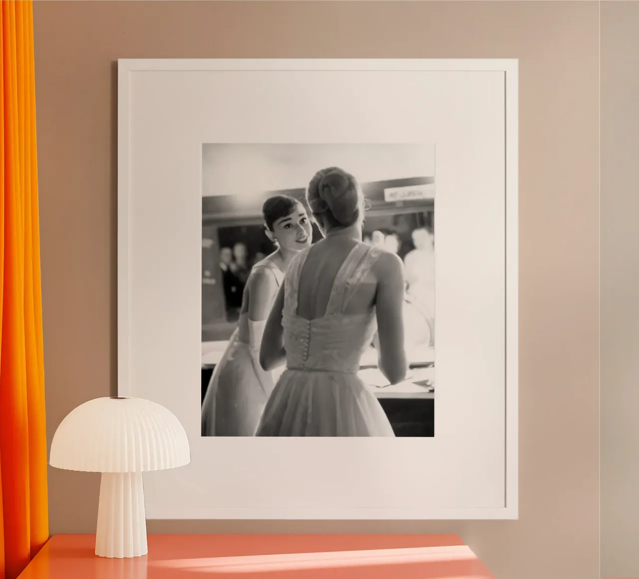 Audrey al trucco poster con telaio in plastica da Lorraine Mooore