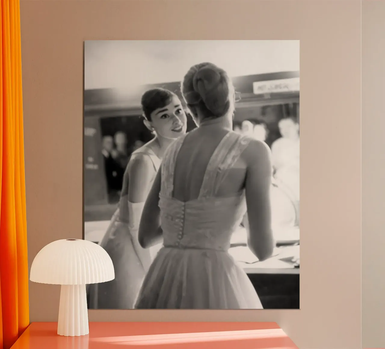 Audrey al trucco poster con telaio in plastica da Lorraine Mooore
