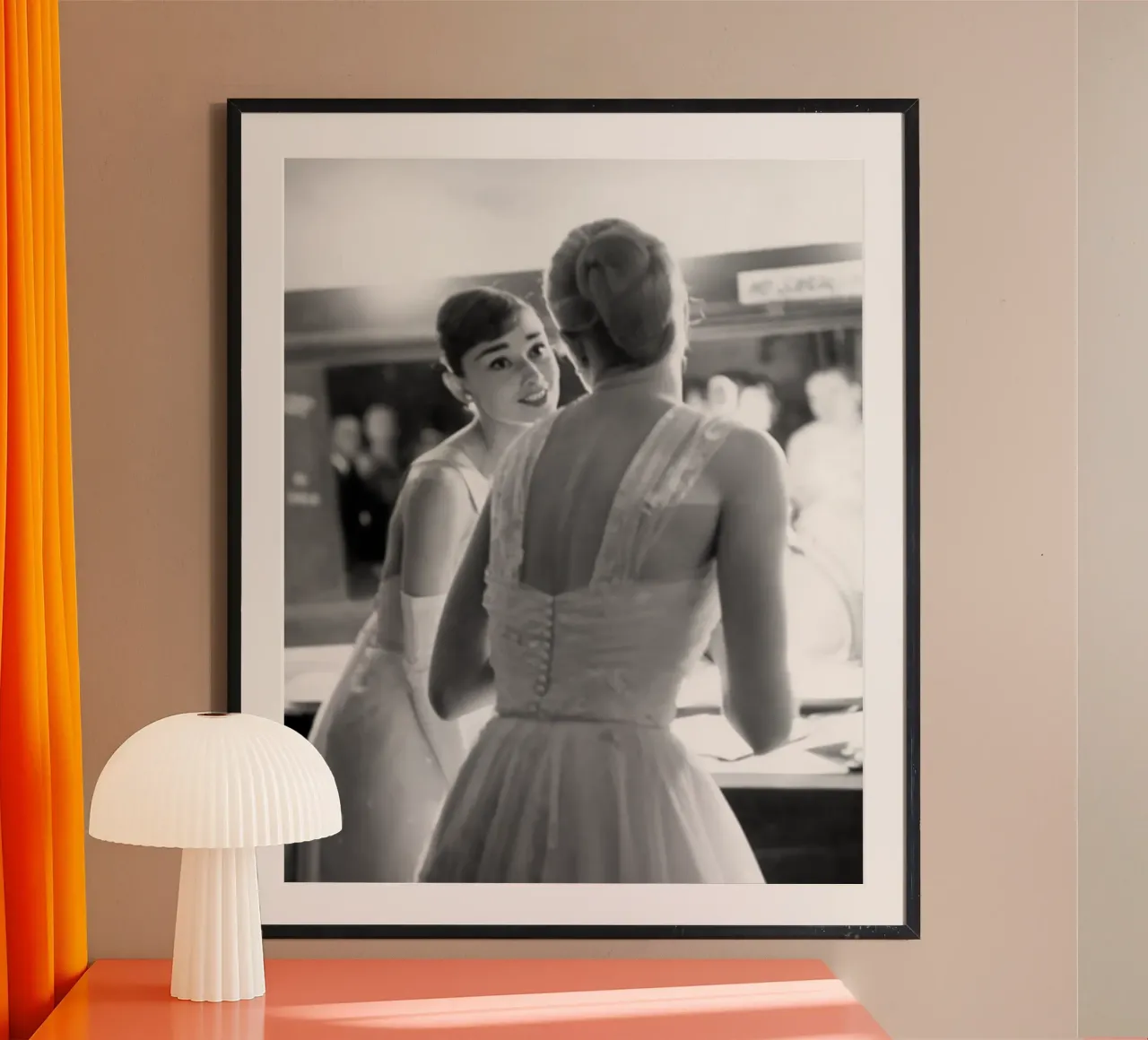 Audrey al trucco poster con telaio in plastica da Lorraine Mooore