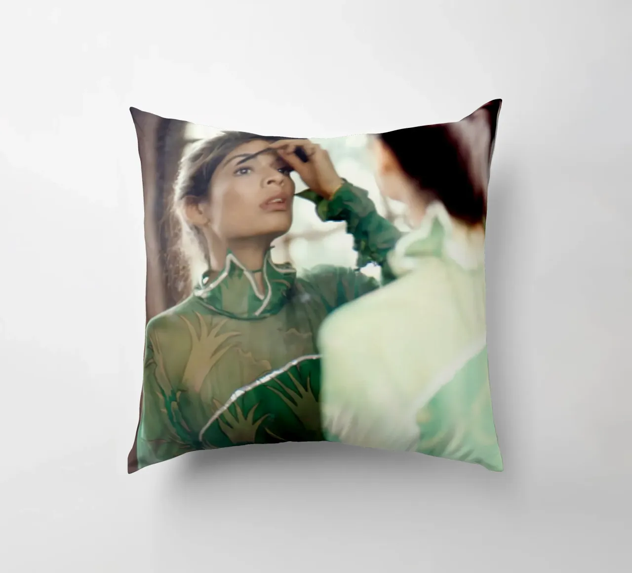 Bianca in Green cuscino da Lorraine Mooore