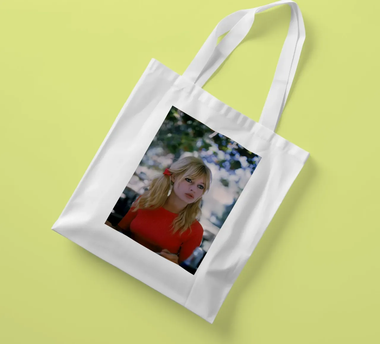 Brigitte sul set borsa in juta da Lorraine Mooore