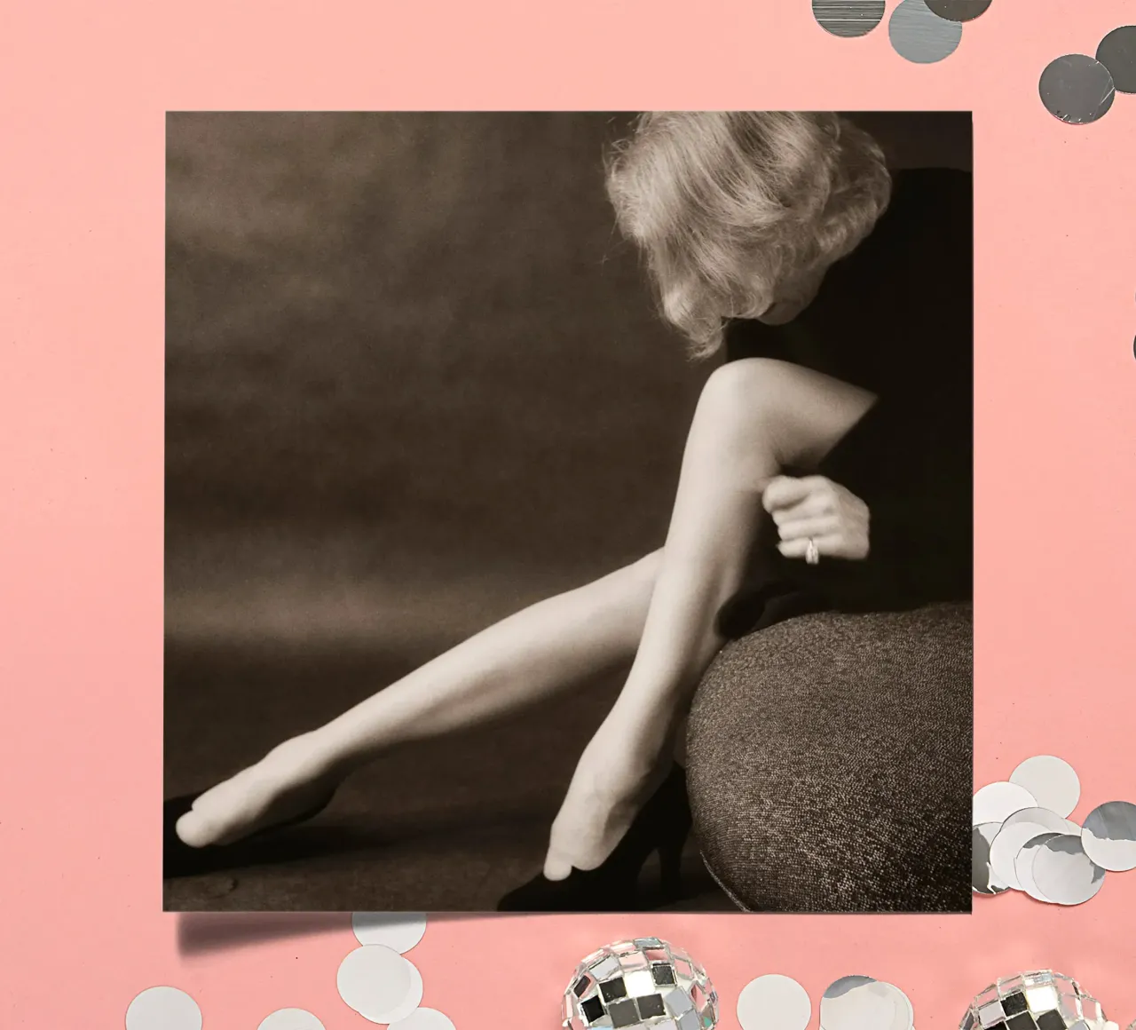 Marlene in einem New Yorker, 1952 Stickerbogen von Lorraine Mooore