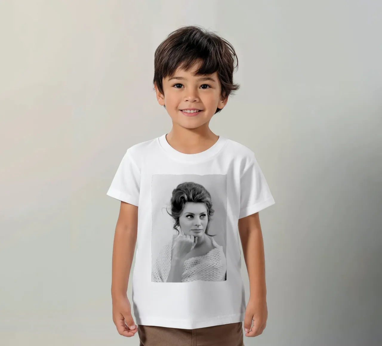 Sophia pose t-shirt enfant de Lorraine Mooore