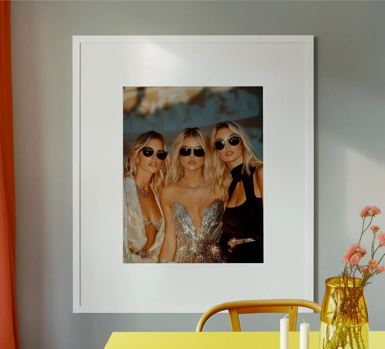 Bagliore glam poster con telaio in legno da PhotoVibe Decor