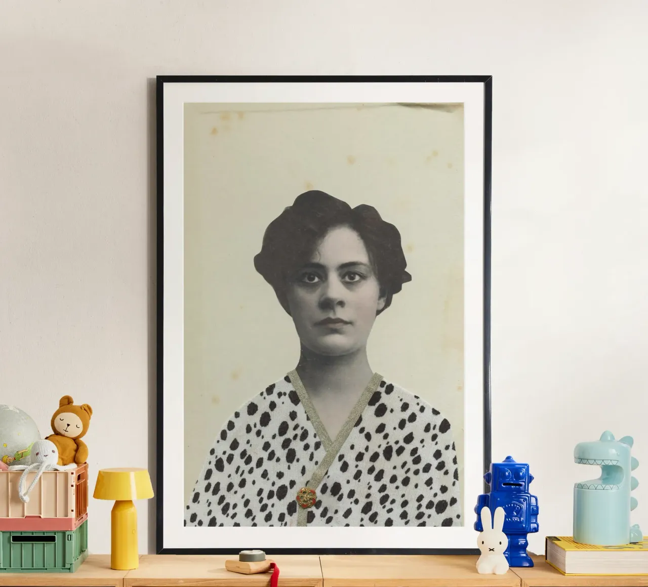 Completamente vestito III poster con telaio in legno da Cassia Beck Collage