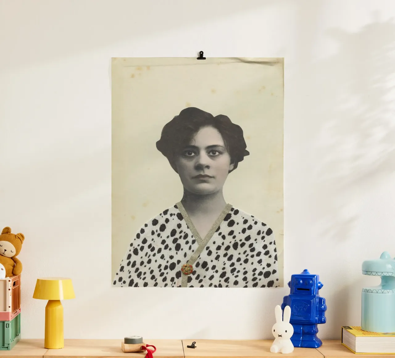 Completamente vestito III poster con telaio in legno da Cassia Beck Collage