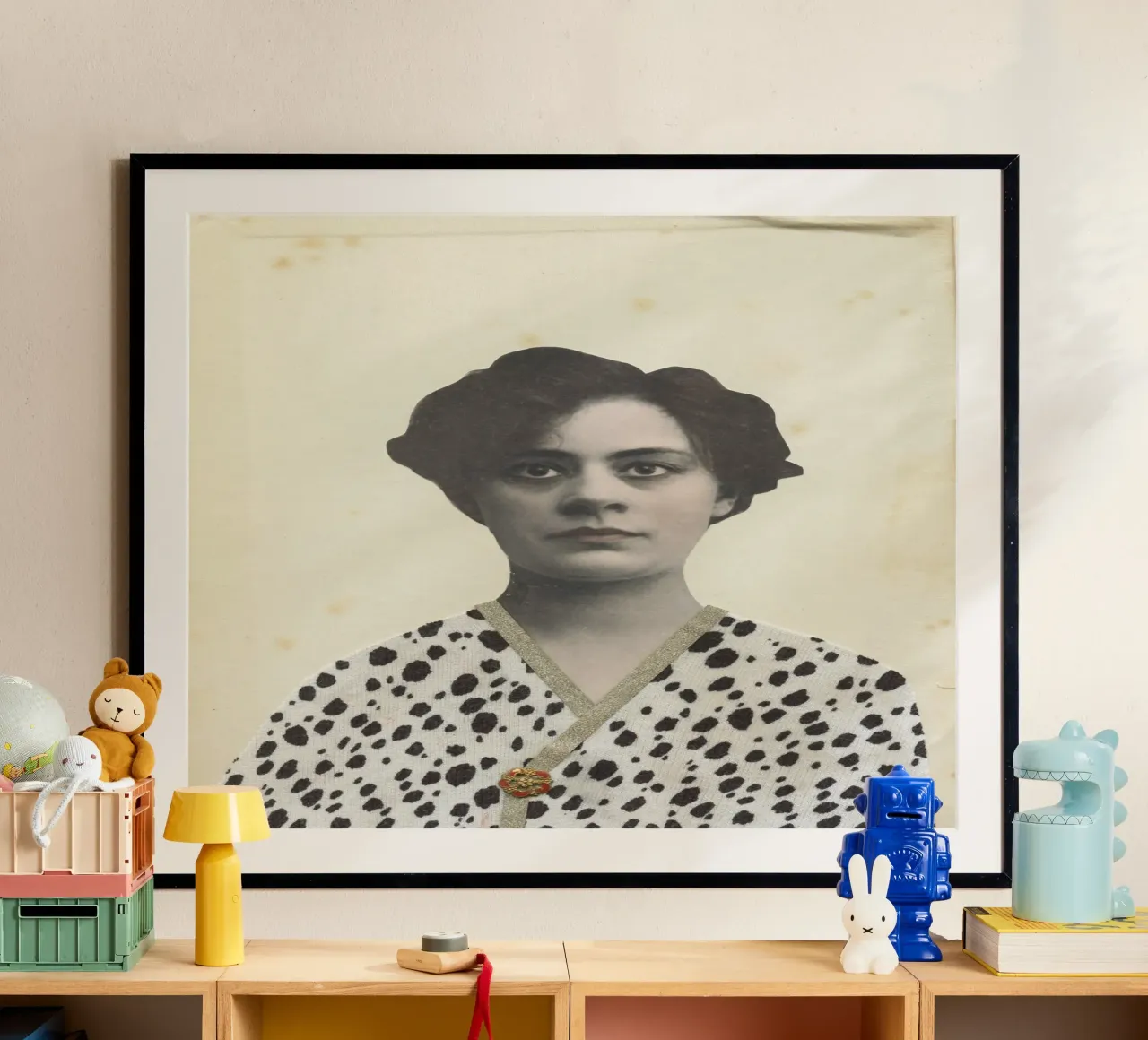 Completamente vestito III poster con telaio in legno da Cassia Beck Collage