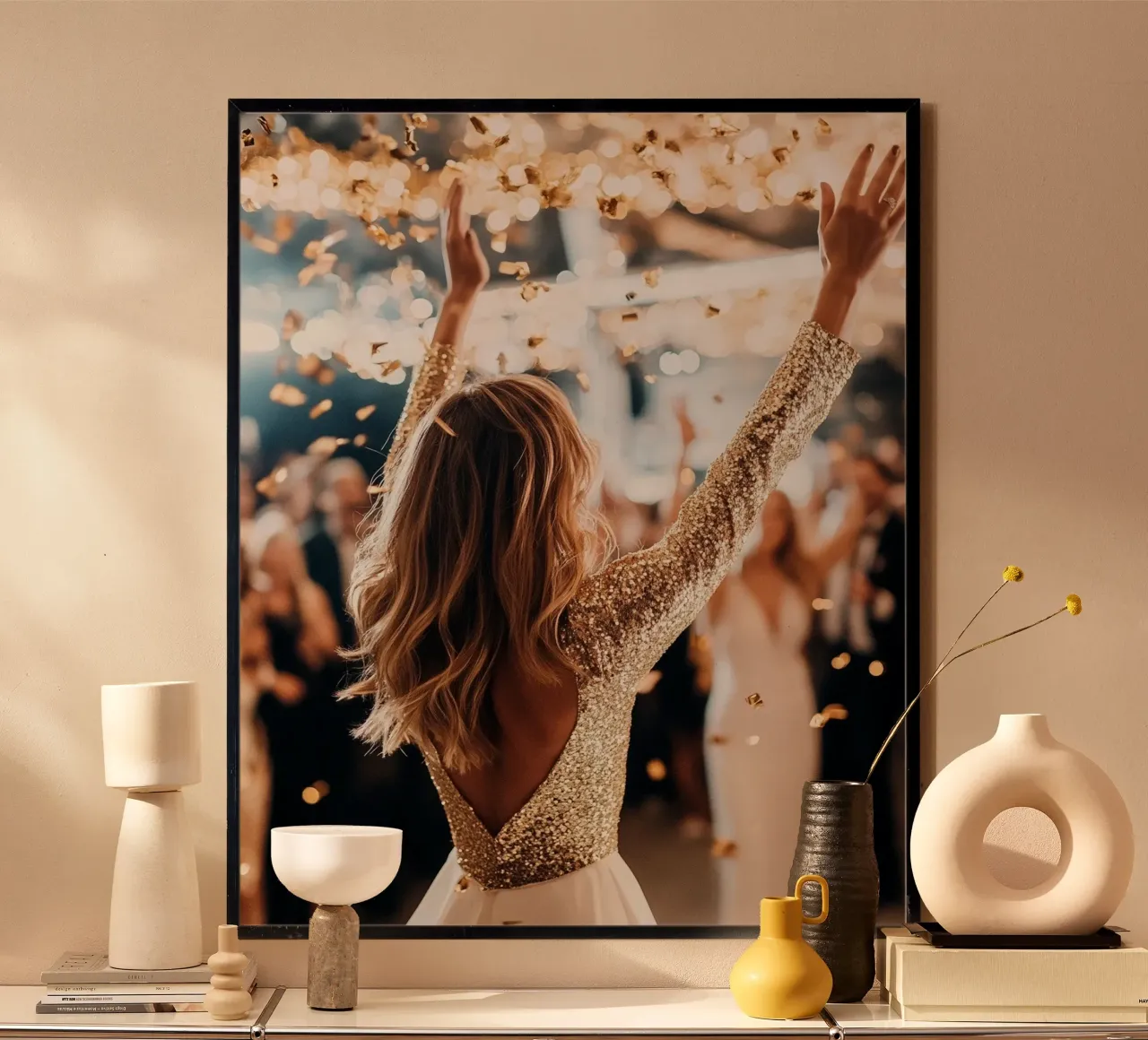 Bagliore glam poster con telaio in legno da PhotoVibe Decor