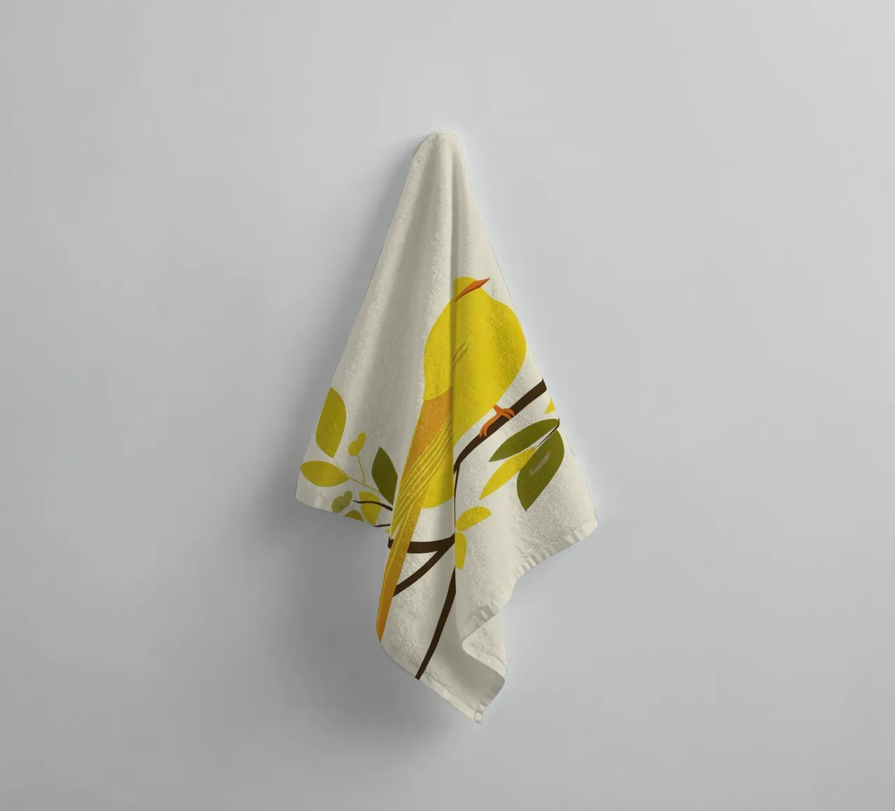 Canari jaune vif assis sur une branche avec un vert luxuriant serviette de bain de DesignDoodle