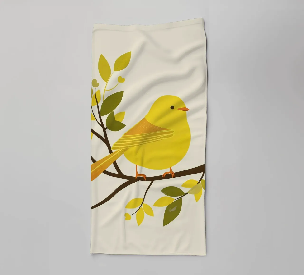 Canari jaune vif assis sur une branche avec un vert luxuriant serviette de bain de DesignDoodle